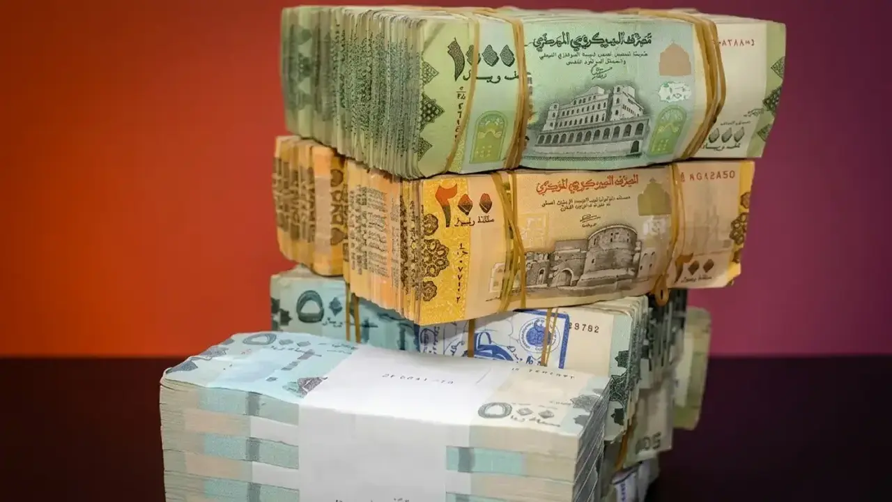 استقرار سعر صرف الريال اليمني في أسواق عدن وصنعاء وسط تقلبات العملة